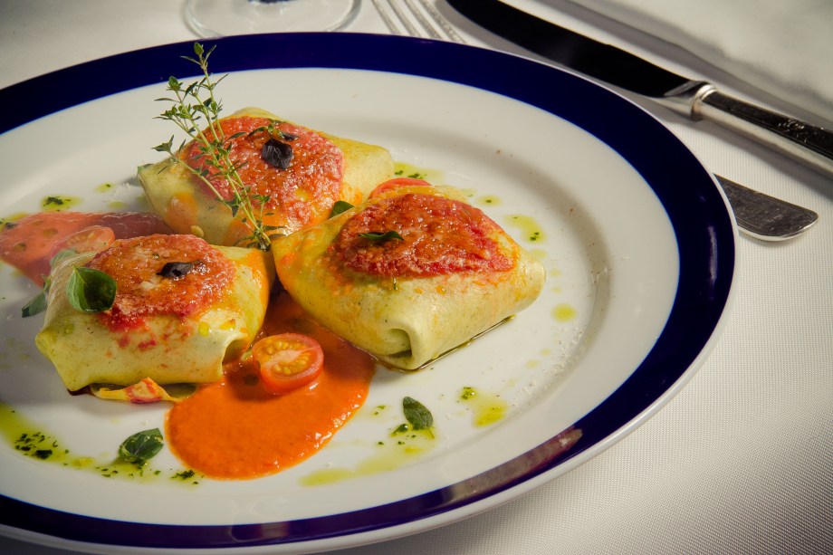 Sofiotti de espinafre com recheio de truta salmonada ao molho mediterrâneo do restaurante Rosmarinus Officinalis, em Visconde de Mauá, Rio de Janeiro