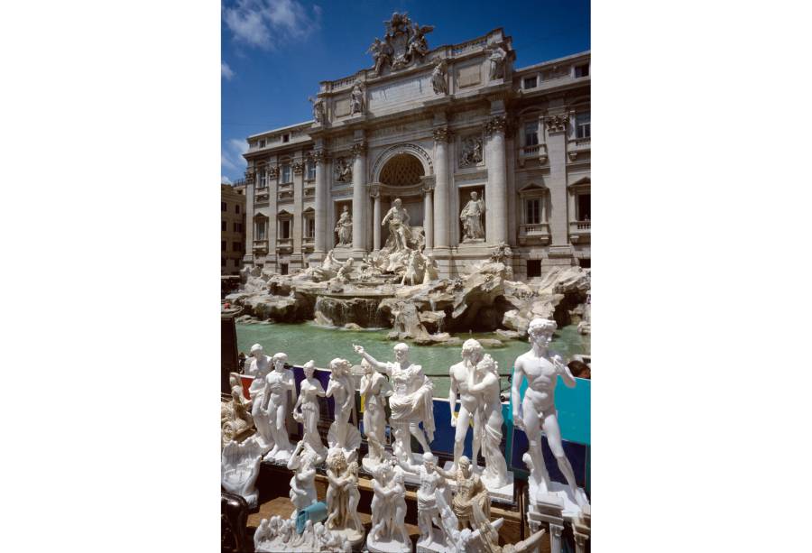 Cópias de algumas das mais populares estátuas de <a href="https://gutenberg.viagemeturismo.abril.com.br/cidades/roma-6/" target="_blank">Roma</a> são vendidas por toda a parte na cidade, inclusive em frente da bela <a href="https://gutenberg.viagemeturismo.abril.com.br/atracao/fontana-di-trevi/" target="_blank">Fontana di Trevi</a>
