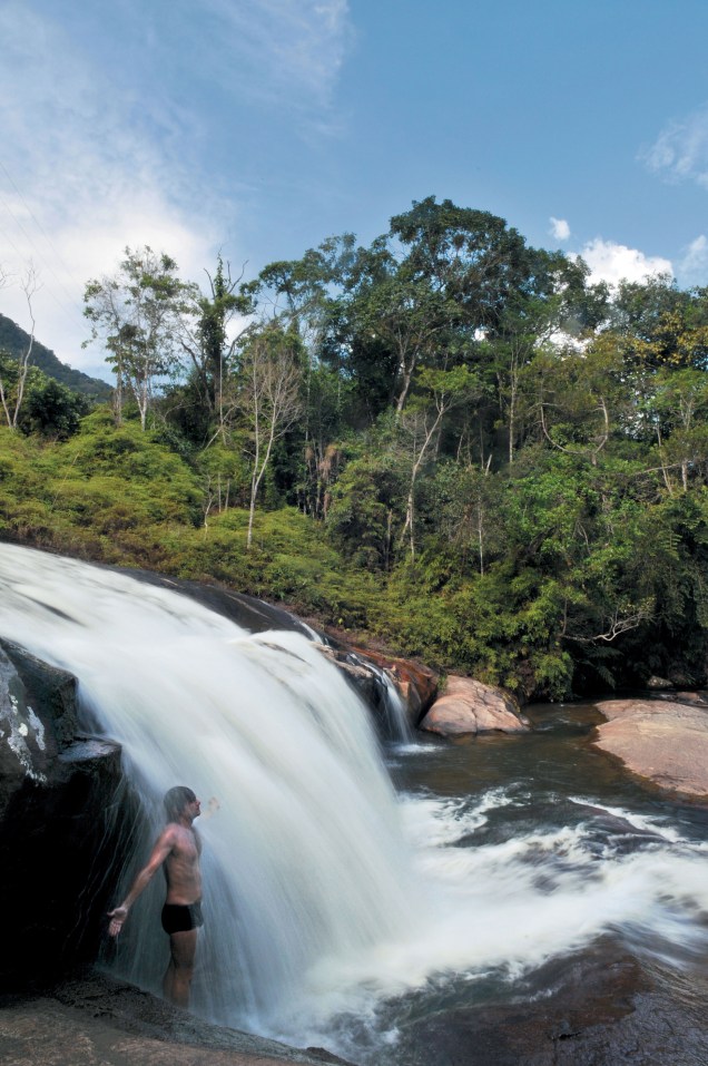 Com 7 metros de queda, a <a href="https://viajeaqui.abril.com.br/estabelecimentos/br-sp-ubatuba-atracao-cachoeira-do-prumirim" rel="cachoeira do Prumirim" target="_blank">cachoeira do Prumirim</a> localiza-se na beira da estrada (BR-101 no sentido <a href="https://viajeaqui.abril.com.br/cidades/br-rj-paraty" rel="Paraty" target="_blank">Paraty</a>). Com dois minutos de caminhada, você vê de cima uma das quedas; dali, são mais cinco minutos de descida até a queda principal, com poço para banho