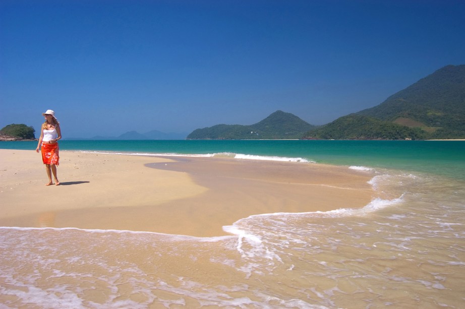 Praia da Ilha do Prumirim, localizada em frente à <a href="https://viajeaqui.abril.com.br/estabelecimentos/br-sp-ubatuba-atracao-praia-do-prumirim" rel="Praia do Prumirim" target="_blank">praia do Prumirim</a>, é destino de passeios de escuna e um ótimo lugar para mergulho