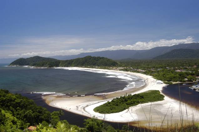 <strong>Barra do Una</strong> É uma espécie de capital naútica de São Sebastião. Na desembocadura do Rio Una estão os coloridos barcos e lanchas que fazem passeios até a Ilha de Montão de Trigo, Ilha das Couves e As Ilhas. De lá partem os caiaques que desafiarão as escuras águas dos Rios Una e Cubatão. Quem finca o guarda-sol na areia encontra na Barra do Una uma praia levemente inclinada, com ondas moderadas <strong>Barra do Una</strong> É uma espécie de capital naútica de São Sebastião. Na desembocadura do Rio Una estão os coloridos barcos e lanchas que fazem passeios até a Ilha de Montão de Trigo, Ilha das Couves e As Ilhas. De lá partem os caiaques que desafiarão as escuras águas dos Rios Una e Cubatão. Quem finca o guarda-sol na areia encontra na Barra do Una uma praia levemente inclinada, com ondas moderadas