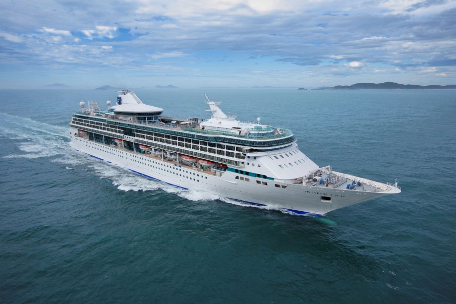 <strong>SPLENDOUR OF THE SEAS</strong>De <a href="https://viajeaqui.abril.com.br/cidades/br-sp-santos" rel="Santos">Santos</a> a<a href="https://viajeaqui.abril.com.br/cidades/espanha-barcelona" rel=" Barcelona"> Barcelona</a>, as 14 noites de travessia do cruzeiro Royal Dance serão temáticas, com aulas de dança de ritmos brasileiros e internacionais. Dez bares, parede de escalada, spa e cinema ao ar livre são alguns dos features do navio, previsto para ancorar em <a href="https://viajeaqui.abril.com.br/cidades/br-ba-salvador" rel="Salvador">Salvador</a>, Tenerife e <a href="https://viajeaqui.abril.com.br/cidades/espanha-malaga" rel="Málaga">Málaga</a>.<strong>Quando:</strong> Em 25 de abril <strong>Quem leva:</strong> A Nascimento <em>(11 3156-9944)</em> <strong>Quanto:</strong> R$ 2 739 (com taxas) - <a href="https://nascimento.com.br/" rel="nascimento.com.br " target="_blank">nascimento.com.br </a>