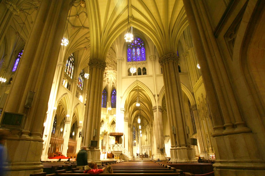 <strong>11. <a href="https://viajeaqui.abril.com.br/estabelecimentos/estados-unidos-nova-york-atracao-saint-patrick-s-cathedral" rel="St. Patrick’s Cathedral" target="_blank">St. Patrick’s Cathedral</a></strong>        Revestida de mármore, a catedral da cidade guarda belas esculturas e mosaicos nos vitrais. Para os cristãos de plantão: vale a pena fazer uma pausa para assistir uma missa no local