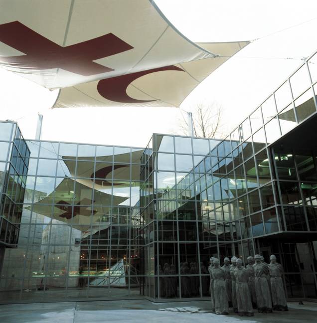 Museu Internacional da Cruz Vermelha e do Crescente Vermelho, com a escultura "Les Petrifies", de Carl Bucher Museu Internacional da Cruz Vermelha e do Crescente Vermelho, com a escultura "Les Petrifies", de Carl Bucher
