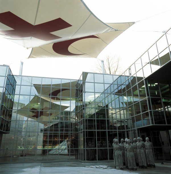 Museu Internacional da Cruz Vermelha e do Crescente Vermelho, com a escultura "Les Petrifies", de Carl Bucher