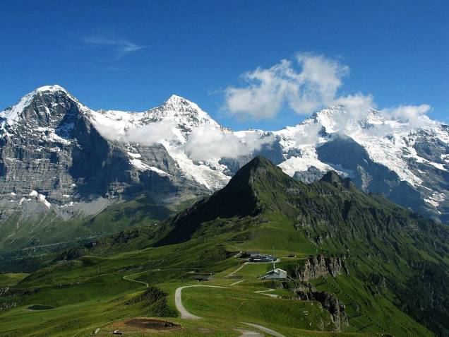 <strong>Eiger, <a href="https://viajeaqui.abril.com.br/paises/suica" rel="Suíça" target="_blank">Suíça</a></strong>Antes do Half Dome, em <a href="https://viajeaqui.abril.com.br/materias/escalada-yosemite" rel="Yosemite" target="_blank"><strong>Yosemite</strong></a>, houve a face norte do Eiger. O paredão rochoso fustigado por ventos e blocos de gelo cadentes desafiou sucessivas gerações de alpinistas até ser conquistado por uma equipe teuto-austríaca em 1938. Um dos membros da expedição, <strong>Heinrich Harrer</strong>, seria vivido por <strong>Brad Pitt </strong>no filme <em>Sete Anos no Tibete </em>(1997). Na foto, da esquerda para a direita, os picos Eiger, Mönch e Jungfrau <strong>Eiger, <a href="https://viajeaqui.abril.com.br/paises/suica" rel="Suíça" target="_blank">Suíça</a></strong>Antes do Half Dome, em <a href="https://viajeaqui.abril.com.br/materias/escalada-yosemite" rel="Yosemite" target="_blank"><strong>Yosemite</strong></a>, houve a face norte do Eiger. O paredão rochoso fustigado por ventos e blocos de gelo cadentes desafiou sucessivas gerações de alpinistas até ser conquistado por uma equipe teuto-austríaca em 1938. Um dos membros da expedição, <strong>Heinrich Harrer</strong>, seria vivido por <strong>Brad Pitt </strong>no filme <em>Sete Anos no Tibete </em>(1997). Na foto, da esquerda para a direita, os picos Eiger, Mönch e Jungfrau