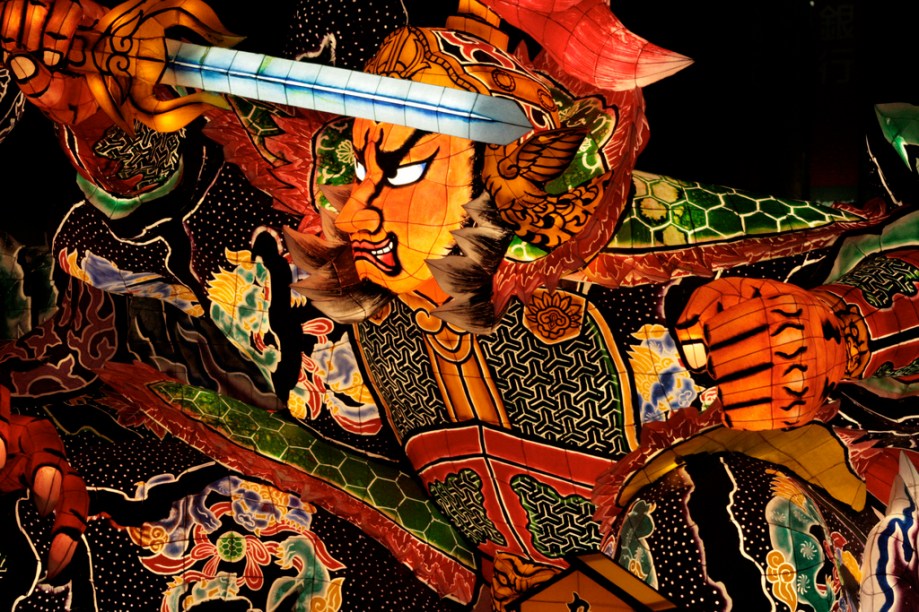 <strong>Nebuta Matsuri, Aomori</strong><br />O verão é a época dos grandes festivais culturais do <a href="https://viajeaqui.abril.com.br/paises/japao" rel="Japão" target="_blank">Japão</a>. De norte a sul acontecem grandes festas, como o Nebuta Matsuri de Aomori, na província de Aomori, onde enormes carros alegóricos com personagens fantásticos parecem bailar pelas ruas da cidade