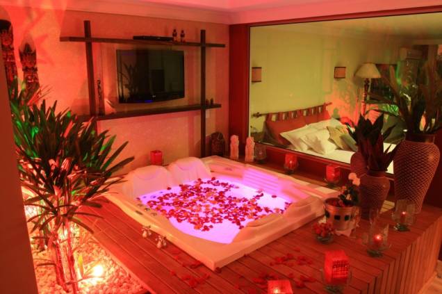 No hotel <strong>Varanda das Bromélias</strong>, em Gramado, todos os apartamentos têm equipamentos modernos e decoração caprichada. Na suíte Paprika, cores fortes compõem o cenário No hotel <strong>Varanda das Bromélias</strong>, em Gramado, todos os apartamentos têm equipamentos modernos e decoração caprichada. Na suíte Paprika, cores fortes compõem o cenário