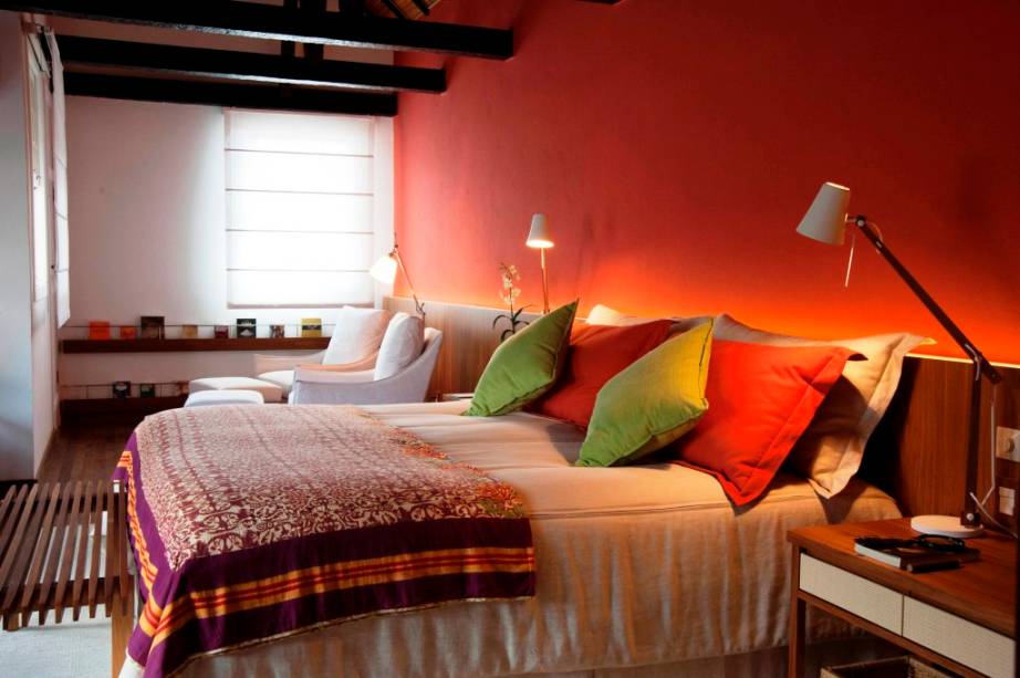  <a href="https://viajeaqui.abril.com.br/estabelecimentos/br-rs-gramado-hospedagem-saint-andrews" rel="Saint Andrews" style="font-weight: bold;" target="_blank">Saint Andrews</a> – <a href="https://viajeaqui.abril.com.br/cidades/br-rs-gramado" rel="Gramado" target="_blank"><strong>Gramado</strong></a> <a href="https://viajeaqui.abril.com.br/estados/br-rio-grande-do-sul" rel="(RS)" target="_blank"><strong>(RS)</strong></a><br /><br />Hospedar-se aqui significa ser agraciado com mimos o tempo todo. Assim que o hóspede chega, é recebido com uma taça de espumante. Depois, chá inglês e biscoitos são servidos na cama e um mordomo fica à disposição para desfazer as malas no quarto. Quer desfrutar a piscina? Surpreenda-se com uma abertura no fundo que proporciona uma vista única do vale de Gramado. Quando sentir fome, sinta-se à vontade em debater com a chef o que prefere comer ao longo da estadia – isso é mais um dos serviços exclusivos aqui. Assim como os itens hi-tech: Macintosh e iPad, disponíveis para uso interno.