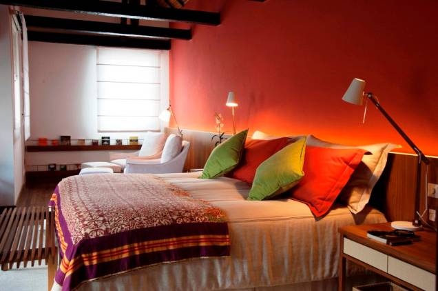 <strong>NOVIDADE DO ANO - Sheraton da Bahia (Salvador/BA)</strong> Reaberto em maio de 2013, após grande reestruturação, o histórico Hotel da Bahia pretende recuperar o prestígio que teve entre os anos 60 e 70, quando hospedava grandes personalidades e tornou-se referência entre os soteropolitanos. Adquirido pela GJP Hotels & Resorts e administrado pela Starwood, sob a marca Sheraton, teve as obras de arte de seu interior restauradas, como o painel de Carybé que adorna o saguão. Entre tantas novidades, há academia de ginástica com equipamentos conectados à internet e spa da marca L’Occitane. Os 284 quartos trazem fotografias de Pierre Verger – na Suíte Presidencial, há gravuras de Di Cavalcanti. <strong>NOVIDADE DO ANO - Sheraton da Bahia (Salvador/BA)</strong> Reaberto em maio de 2013, após grande reestruturação, o histórico Hotel da Bahia pretende recuperar o prestígio que teve entre os anos 60 e 70, quando hospedava grandes personalidades e tornou-se referência entre os soteropolitanos. Adquirido pela GJP Hotels & Resorts e administrado pela Starwood, sob a marca Sheraton, teve as obras de arte de seu interior restauradas, como o painel de Carybé que adorna o saguão. Entre tantas novidades, há academia de ginástica com equipamentos conectados à internet e spa da marca L’Occitane. Os 284 quartos trazem fotografias de Pierre Verger – na Suíte Presidencial, há gravuras de Di Cavalcanti.