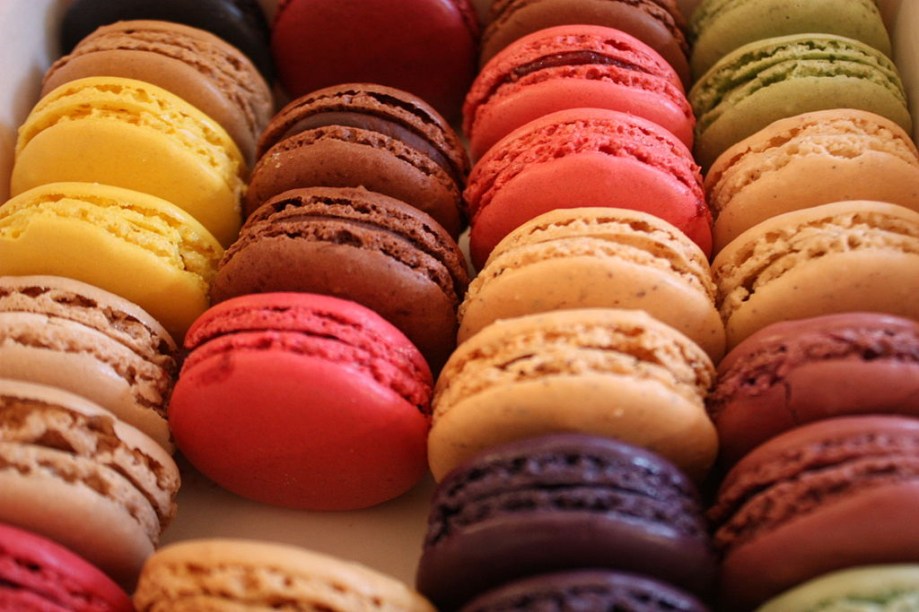 <strong>Macaron, França</strong>    Você poderá medir a habilidade de um confeiteiro por sua capacidade de fazer bons macarons. A aparentemente simples receita do sanduichinho de suspiro – recheado com creme, geleias ou mais merengue de amêndoas, já traiu muitos pretendentes a chef-patissier. A doceria <a href="https://viajeaqui.abril.com.br/estabelecimentos/br-sp-sao-paulo-restaurante-patisserie-douce-france">Douce France</a>, em São Paulo, comandada por Fabrice Lenud, os produz à perfeição