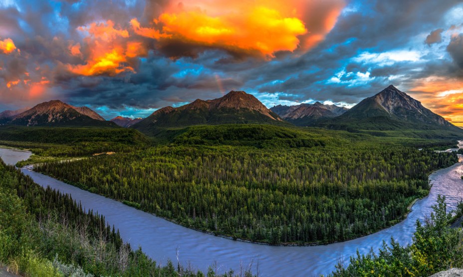 Entre o <a href="https://viajeaqui.abril.com.br/paises/canada" rel="Canadá" target="_self">Canadá</a> e o Alasca, o pôr do Sol do Matanuska Valley e da King Mountain