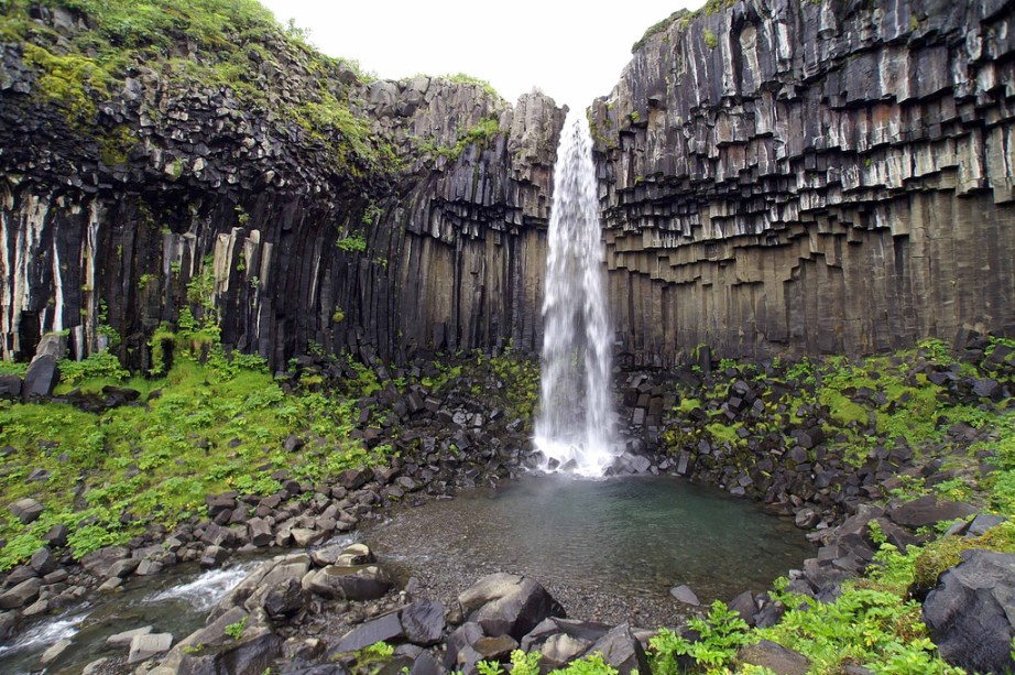 <strong>Svartfoss, Islândia</strong> A <a href="https://viajeaqui.abril.com.br/paises/islandia">Islândia</a> é um dos lugares mais fotogênicos do planeta. As estranhas formas da cachoeira de Svart são uma lembrança de sua natureza vulcânica. <a href="https://www.booking.com/searchresults.pt-br.html?aid=332455;sid=eedbe6de09e709d664615ac6f1b39a5d;class_interval=1;dest_id=97;dest_type=country;dtdisc=0;group_adults=2;group_children=0;inac=0;index_postcard=0;label_click=undef;no_rooms=1;offset=0;postcard=0;qrhpp=e853004da5f2e4aa692d70ef0241c815-country-0;raw_dest_type=city;room1=A%2CA;sb_price_type=total;search_selected=0;src=index;src_elem=sb;ss=Isl%C3%A2ndia;ss_all=0;ssb=empty;sshis=0;origin=search;srpos=1" target="_blank" rel="noopener"><em>Busque hospedagens na Islândia no Booking.com</em></a>