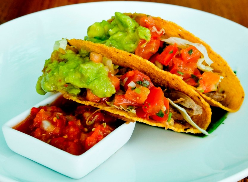 <strong>Taco, <a href="https://viajeaqui.abril.com.br/paises/mexico" rel="México" target="_blank">México</a></strong><br />    Um dos pratos-símbolo da cozinha mexicana, o taco é uma <em>tortilla </em>(panquequinha de farinha de milho), recheada com ingredientes diversos, como <em>chili con carne</em>, guacamole (uma mistura de um tipo de abacate) e verduras. Um prato de origem distinta, mas similar, é o falafel pita. 