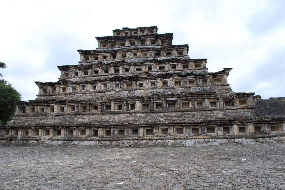 <strong>7. Pirâmide de Papantla – El Tajín – México </strong>Construída com rochas cuidadosamente recortadas e posicionadas, a pirâmide é a principal atração do complexo arqueológico El Tajín, no estado de Veracruz no México. É provável que sua construção foi feita por Totonacas há mais de mil anos.A pirâmide era pintada de vermelho escuro com os nichos em preto, com o objetivo de aumentar a sensação de profundidade deles. Organizados em sete andares em 18 metros de altura total, eles somam 365 nichos – uma relação com o calendário solar. Uma grande quantidade de esculturas foi encontrada dentro da pirâmide, assim como painéis pintados que representam cerimônias religiosas. Estima-se que a construção era um local importante de culto para sociedade que viveu nesta região do Golfo do México