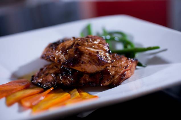 A casa <a href="https://viajeaqui.abril.com.br/estabelecimentos/br-rs-porto-alegre-restaurante-takedo" rel="Takêdo"><strong>Takêdo</strong></a> oferece como prato principal no jantar o Salmão Week, um filé de salmão assado em grelha especial japonesa, que confere um sabor levemente defumado ao peixe A casa <a href="https://viajeaqui.abril.com.br/estabelecimentos/br-rs-porto-alegre-restaurante-takedo" rel="Takêdo"><strong>Takêdo</strong></a> oferece como prato principal no jantar o Salmão Week, um filé de salmão assado em grelha especial japonesa, que confere um sabor levemente defumado ao peixe