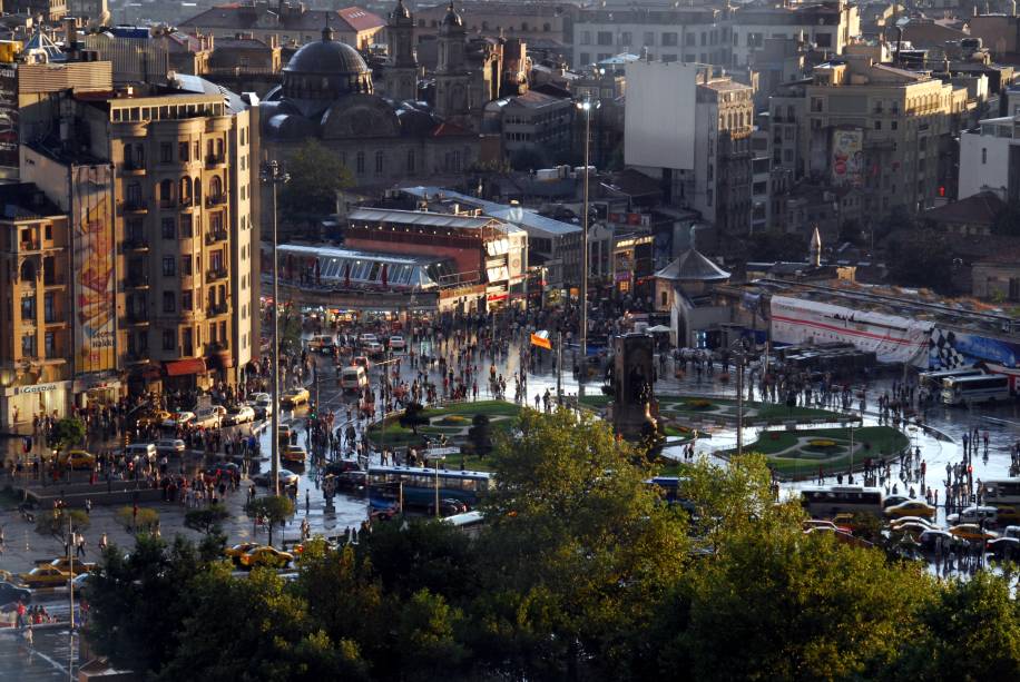 <strong>Praça Taksim – <a href="https://viajeaqui.abril.com.br/cidades/turquia-istambul" target="_blank" rel="noopener">Istambul</a> – <a href="https://gutenberg.viagemeturismo.abril.com.br/paises/turquia-8/" target="_blank" rel="noopener">Turquia </a></strong> É a principal praça da parte moderna de Istambul. Localizada do lado europeu, é palco de manifestações políticas (algumas não muito pacíficas), mas também de apresentações culturais, carrinhos de comida, artistas de rua e reuniões de grupos de jovens locais e de turistas. Ao seu redor se encontram o Centro Cultural Ataturk, o Hotel Mármara e uma estação de metrô. De lá, desça pela rua Istiklal, fechada para pedestres, com diversas lojas interessantes e que leva até a ponte que cruza para o centro histórico da cidade <a href="https://www.booking.com/searchresults.pt-br.html?aid=332455&sid=d98f25c4d6d5f89238aebe98e11a09ba&sb=1&src=searchresults&src_elem=sb&error_url=https%3A%2F%2Fwww.booking.com%2Fsearchresults.pt-br.html%3Faid%3D332455%3Bsid%3Dd98f25c4d6d5f89238aebe98e11a09ba%3Btmpl%3Dsearchresults%3Bac_click_type%3Db%3Bac_position%3D0%3Bclass_interval%3D1%3Bdest_id%3D100%3Bdest_type%3Dcountry%3Bdtdisc%3D0%3Bfrom_sf%3D1%3Bgroup_adults%3D2%3Bgroup_children%3D0%3Binac%3D0%3Bindex_postcard%3D0%3Blabel_click%3Dundef%3Bno_rooms%3D1%3Boffset%3D0%3Bpostcard%3D0%3Braw_dest_type%3Dcountry%3Broom1%3DA%252CA%3Bsb_price_type%3Dtotal%3Bsearch_selected%3D1%3Bshw_aparth%3D1%3Bslp_r_match%3D0%3Bsrc%3Dindex%3Bsrc_elem%3Dsb%3Bsrpvid%3Dd8b87d46bc5d005d%3Bss%3DIr%25C3%25A3%3Bss_all%3D0%3Bss_raw%3Dir%25C3%25A3%3Bssb%3Dempty%3Bsshis%3D0%26%3B&ss=Istambul%2C+Marmara+Region%2C+Turquia&is_ski_area=&ssne=Ir%C3%A3&ssne_untouched=Ir%C3%A3&checkin_year=&checkin_month=&checkout_year=&checkout_month=&group_adults=2&group_children=0&no_rooms=1&from_sf=1&ss_raw=istambul&ac_position=0&ac_langcode=xb&ac_click_type=b&dest_id=-755070&dest_type=city&iata=IST&place_id_lat=41.008171&place_id_lon=28.974446&search_pageview_id=d8b87d46bc5d005d&search_selected=true&search_pageview_id=d8b87d46bc5d005d&ac_suggestion_list_length=5&ac_suggestion_theme_list_length=0" target="_blank" rel="noopener"><em>Busque hospedagem em Istambul</em></a>