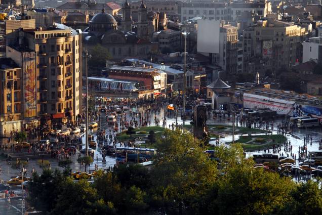 <strong>Praça Taksim – <a href="https://viajeaqui.abril.com.br/cidades/turquia-istambul" target="_blank" rel="noopener">Istambul</a> – <a href="https://gutenberg.viagemeturismo.abril.com.br/paises/turquia-8/" target="_blank" rel="noopener">Turquia </a></strong> É a principal praça da parte moderna de Istambul. Localizada do lado europeu, é palco de manifestações políticas (algumas não muito pacíficas), mas também de apresentações culturais, carrinhos de comida, artistas de rua e reuniões de grupos de jovens locais e de turistas. Ao seu redor se encontram o Centro Cultural Ataturk, o Hotel Mármara e uma estação de metrô. De lá, desça pela rua Istiklal, fechada para pedestres, com diversas lojas interessantes e que leva até a ponte que cruza para o centro histórico da cidade <a href="https://www.booking.com/searchresults.pt-br.html?aid=332455&sid=d98f25c4d6d5f89238aebe98e11a09ba&sb=1&src=searchresults&src_elem=sb&error_url=https%3A%2F%2Fwww.booking.com%2Fsearchresults.pt-br.html%3Faid%3D332455%3Bsid%3Dd98f25c4d6d5f89238aebe98e11a09ba%3Btmpl%3Dsearchresults%3Bac_click_type%3Db%3Bac_position%3D0%3Bclass_interval%3D1%3Bdest_id%3D100%3Bdest_type%3Dcountry%3Bdtdisc%3D0%3Bfrom_sf%3D1%3Bgroup_adults%3D2%3Bgroup_children%3D0%3Binac%3D0%3Bindex_postcard%3D0%3Blabel_click%3Dundef%3Bno_rooms%3D1%3Boffset%3D0%3Bpostcard%3D0%3Braw_dest_type%3Dcountry%3Broom1%3DA%252CA%3Bsb_price_type%3Dtotal%3Bsearch_selected%3D1%3Bshw_aparth%3D1%3Bslp_r_match%3D0%3Bsrc%3Dindex%3Bsrc_elem%3Dsb%3Bsrpvid%3Dd8b87d46bc5d005d%3Bss%3DIr%25C3%25A3%3Bss_all%3D0%3Bss_raw%3Dir%25C3%25A3%3Bssb%3Dempty%3Bsshis%3D0%26%3B&ss=Istambul%2C+Marmara+Region%2C+Turquia&is_ski_area=&ssne=Ir%C3%A3&ssne_untouched=Ir%C3%A3&checkin_year=&checkin_month=&checkout_year=&checkout_month=&group_adults=2&group_children=0&no_rooms=1&from_sf=1&ss_raw=istambul&ac_position=0&ac_langcode=xb&ac_click_type=b&dest_id=-755070&dest_type=city&iata=IST&place_id_lat=41.008171&place_id_lon=28.974446&search_pageview_id=d8b87d46bc5d005d&search_selected=true&search_pageview_id=d8b87d46bc5d005d&ac_suggestion_list_length=5&ac_suggestion_theme_list_length=0" target="_blank" rel="noopener"><em>Busque hospedagem em Istambul</em></a> <strong>Praça Taksim – <a href="https://viajeaqui.abril.com.br/cidades/turquia-istambul" target="_blank" rel="noopener">Istambul</a> – <a href="https://gutenberg.viagemeturismo.abril.com.br/paises/turquia-8/" target="_blank" rel="noopener">Turquia </a></strong> É a principal praça da parte moderna de Istambul. Localizada do lado europeu, é palco de manifestações políticas (algumas não muito pacíficas), mas também de apresentações culturais, carrinhos de comida, artistas de rua e reuniões de grupos de jovens locais e de turistas. Ao seu redor se encontram o Centro Cultural Ataturk, o Hotel Mármara e uma estação de metrô. De lá, desça pela rua Istiklal, fechada para pedestres, com diversas lojas interessantes e que leva até a ponte que cruza para o centro histórico da cidade <a href="https://www.booking.com/searchresults.pt-br.html?aid=332455&sid=d98f25c4d6d5f89238aebe98e11a09ba&sb=1&src=searchresults&src_elem=sb&error_url=https%3A%2F%2Fwww.booking.com%2Fsearchresults.pt-br.html%3Faid%3D332455%3Bsid%3Dd98f25c4d6d5f89238aebe98e11a09ba%3Btmpl%3Dsearchresults%3Bac_click_type%3Db%3Bac_position%3D0%3Bclass_interval%3D1%3Bdest_id%3D100%3Bdest_type%3Dcountry%3Bdtdisc%3D0%3Bfrom_sf%3D1%3Bgroup_adults%3D2%3Bgroup_children%3D0%3Binac%3D0%3Bindex_postcard%3D0%3Blabel_click%3Dundef%3Bno_rooms%3D1%3Boffset%3D0%3Bpostcard%3D0%3Braw_dest_type%3Dcountry%3Broom1%3DA%252CA%3Bsb_price_type%3Dtotal%3Bsearch_selected%3D1%3Bshw_aparth%3D1%3Bslp_r_match%3D0%3Bsrc%3Dindex%3Bsrc_elem%3Dsb%3Bsrpvid%3Dd8b87d46bc5d005d%3Bss%3DIr%25C3%25A3%3Bss_all%3D0%3Bss_raw%3Dir%25C3%25A3%3Bssb%3Dempty%3Bsshis%3D0%26%3B&ss=Istambul%2C+Marmara+Region%2C+Turquia&is_ski_area=&ssne=Ir%C3%A3&ssne_untouched=Ir%C3%A3&checkin_year=&checkin_month=&checkout_year=&checkout_month=&group_adults=2&group_children=0&no_rooms=1&from_sf=1&ss_raw=istambul&ac_position=0&ac_langcode=xb&ac_click_type=b&dest_id=-755070&dest_type=city&iata=IST&place_id_lat=41.008171&place_id_lon=28.974446&search_pageview_id=d8b87d46bc5d005d&search_selected=true&search_pageview_id=d8b87d46bc5d005d&ac_suggestion_list_length=5&ac_suggestion_theme_list_length=0" target="_blank" rel="noopener"><em>Busque hospedagem em Istambul</em></a>
