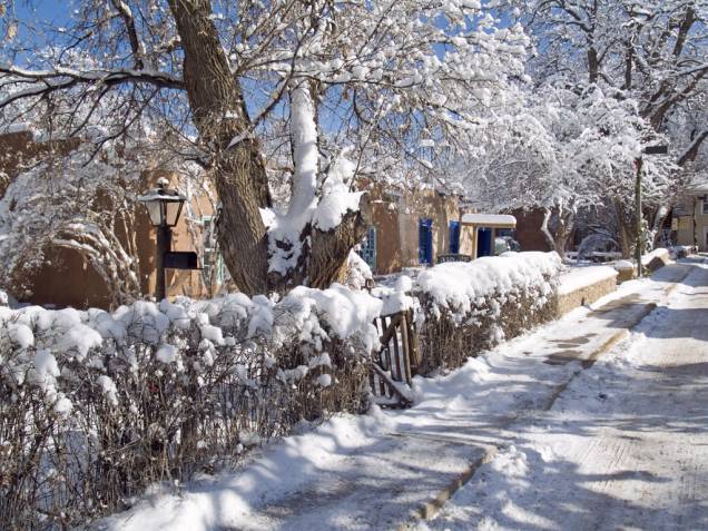<strong>Taos, Novo México, Estados Unidos</strong><br /> Em um mundo de cidades clássicas de esqui, Taos é uma pedra preciosa. Originalmente um antigo pueblo desértico ao pé das montanhas Sangre de Cristo, a cidade recebeu no século 20 artistas e escritores atraídos por suas belezas naturais e pela cultura hispânica e nativa americana. A Taos Ski Valley, fundada em 1955, fica em um estreito vale rodeado de picos. Com chalés de estilo suíço, descidas íngremes e neve que rivaliza com a leveza da que cai em Utah, tem na West Basin e Highline o terreno mais desafiador para esquiadores. Antes de se aventurar no Pico Kachina, de 3.854 metros, é melhor falar com a equipe de segurança <strong>Taos, Novo México, Estados Unidos</strong><br /> Em um mundo de cidades clássicas de esqui, Taos é uma pedra preciosa. Originalmente um antigo pueblo desértico ao pé das montanhas Sangre de Cristo, a cidade recebeu no século 20 artistas e escritores atraídos por suas belezas naturais e pela cultura hispânica e nativa americana. A Taos Ski Valley, fundada em 1955, fica em um estreito vale rodeado de picos. Com chalés de estilo suíço, descidas íngremes e neve que rivaliza com a leveza da que cai em Utah, tem na West Basin e Highline o terreno mais desafiador para esquiadores. Antes de se aventurar no Pico Kachina, de 3.854 metros, é melhor falar com a equipe de segurança