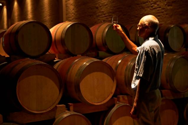 <strong>Roteiros enogastronômicos</strong> Nas últimas décadas o brasileiro deu um salto qualitativo na apreciação do vinho. Aqueles garrafões de produtos baratos deram lugar a seleções de rótulos bem cuidadas, melhores técnicas de armazenamento e até taças específicas. Os produtores nacionais igualmente apressaram-se em melhorar suas culturas e técnicas, investindo em tecnologia e qualificação da mão de obra. Todos estão ganhando. Se seu pai curte um bom vinho, que tal pensar em um pacote de viagem que inclua visitas a vinícolas e adegas? Aqui ele aprenderá um pouco sofre diferentes tipos de uvas, envelhecimento, harmonização de pratos e, claro, fará algumas degustações. Os roteiros clássicos incluem produtoras no Rio Grande do Sul, em vales próximos a Santiago do Chile, Mendoza e Toscana, além de tours específicos por importantes regiões como o Napa Valley (EUA), Champagne e Bordeaux (França), Douro (Portugal) e Jerez e La Rioja (Espanha).<br /> <strong>LEIA MAIS:</strong><br /> Vinhedos e vinícolas em <a href="https://viajeaqui.abril.com.br/cidades/chile-valle-del-maipo" rel="Valle del Maipo" target="_blank">Valle del Maipo</a>, <a href="https://viajeaqui.abril.com.br/cidades/chile-valle-de-colchagua" rel="Valle Colchagua " target="_blank">Valle Colchagua </a>e <a href="https://viajeaqui.abril.com.br/cidades/chile-valle-de-casablanca" rel="Valle Casablanca" target="_blank">Valle Casablanca</a> (Chile) e <a href="https://viajeaqui.abril.com.br/materias/fotos-de-toscana-italia-sol-de-verao" rel="roteiro de vinhos na Toscana" target="_blank">roteiro de vinhos na Toscana</a> (Itália) <strong>Roteiros enogastronômicos</strong> Nas últimas décadas o brasileiro deu um salto qualitativo na apreciação do vinho. Aqueles garrafões de produtos baratos deram lugar a seleções de rótulos bem cuidadas, melhores técnicas de armazenamento e até taças específicas. Os produtores nacionais igualmente apressaram-se em melhorar suas culturas e técnicas, investindo em tecnologia e qualificação da mão de obra. Todos estão ganhando. Se seu pai curte um bom vinho, que tal pensar em um pacote de viagem que inclua visitas a vinícolas e adegas? Aqui ele aprenderá um pouco sofre diferentes tipos de uvas, envelhecimento, harmonização de pratos e, claro, fará algumas degustações. Os roteiros clássicos incluem produtoras no Rio Grande do Sul, em vales próximos a Santiago do Chile, Mendoza e Toscana, além de tours específicos por importantes regiões como o Napa Valley (EUA), Champagne e Bordeaux (França), Douro (Portugal) e Jerez e La Rioja (Espanha).<br /> <strong>LEIA MAIS:</strong><br /> Vinhedos e vinícolas em <a href="https://viajeaqui.abril.com.br/cidades/chile-valle-del-maipo" rel="Valle del Maipo" target="_blank">Valle del Maipo</a>, <a href="https://viajeaqui.abril.com.br/cidades/chile-valle-de-colchagua" rel="Valle Colchagua " target="_blank">Valle Colchagua </a>e <a href="https://viajeaqui.abril.com.br/cidades/chile-valle-de-casablanca" rel="Valle Casablanca" target="_blank">Valle Casablanca</a> (Chile) e <a href="https://viajeaqui.abril.com.br/materias/fotos-de-toscana-italia-sol-de-verao" rel="roteiro de vinhos na Toscana" target="_blank">roteiro de vinhos na Toscana</a> (Itália)