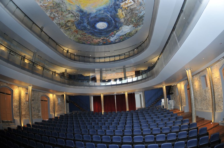 O Teatro Guarany, no Centro Histórico de Santos, sofreu um incêndio, em 1981, acabando com as pinturas nas parede e no teto que deram fama ao artista Benedito Calixto. Foi reinaugurado em 2008, após a restauração