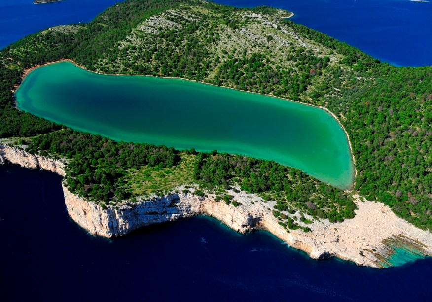 A <a href="https://gutenberg.viagemeturismo.abril.com.br/paises/croacia-3/">Croácia</a> possui um litoral recortado, repleto de ilhas paradisíacas