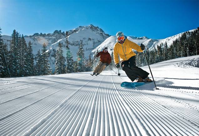 <strong>Telluride, Colorado, Estados Unidos</strong><br /> A remota e incansavelmente bela Telluride deve ser a mais pitoresca cidade de esqui da América do Norte, em um cânion das San Juan Mountains. As íngremes pistas do Telluride Ski Resort margeiam o National Historic District da cidade, onde gôndolas levam esquiadores de volta ao topo dos quase 1.219 metros verticais de esqui cênico. A charmosa Telluride combina vinho de qualidade com bares espirituosos e uma cultura de entusiastas de montanhas. Localizada a 2.680 metros acima do nível do mar, possui teleféricos que atingem mais de 3.810 metros e tem ótimo terreno para iniciantes se sentirem heróis. Experts também têm muitas opções e encontram locais para manobras em qualquer canto do resort <strong>Telluride, Colorado, Estados Unidos</strong><br /> A remota e incansavelmente bela Telluride deve ser a mais pitoresca cidade de esqui da América do Norte, em um cânion das San Juan Mountains. As íngremes pistas do Telluride Ski Resort margeiam o National Historic District da cidade, onde gôndolas levam esquiadores de volta ao topo dos quase 1.219 metros verticais de esqui cênico. A charmosa Telluride combina vinho de qualidade com bares espirituosos e uma cultura de entusiastas de montanhas. Localizada a 2.680 metros acima do nível do mar, possui teleféricos que atingem mais de 3.810 metros e tem ótimo terreno para iniciantes se sentirem heróis. Experts também têm muitas opções e encontram locais para manobras em qualquer canto do resort