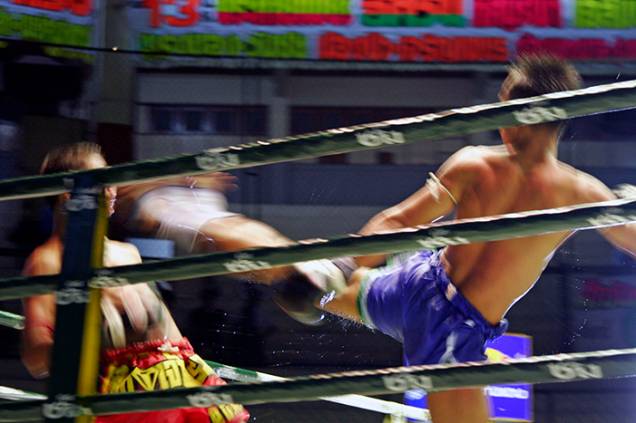 Sinta a atmosfera esquentar conforme aumentam as apostas em ferozes combates de <em>muay thai</em>. Paradoxalmente, o esporte nacional da Tailândia possui uma aura de pureza e muito respeito Sinta a atmosfera esquentar conforme aumentam as apostas em ferozes combates de <em>muay thai</em>. Paradoxalmente, o esporte nacional da Tailândia possui uma aura de pureza e muito respeito