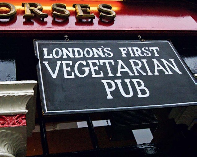 <a href="https://coachandhorses.co/" rel="The Coach and Horses" target="_blank"><strong>The Coach and Horses</strong></a> Em uma esquina tranquila do Soho, o pub minúsculo tem dez mesas, um piano antigo e uma cozinha de onde saem pratos vegetarianos, o grande diferencial do lugar. Tem serviço de chá subindo as escadas que saem da cozinha. <em>29 Greek St., Soho</em> <a href="https://coachandhorses.co/" rel="The Coach and Horses" target="_blank"><strong>The Coach and Horses</strong></a> Em uma esquina tranquila do Soho, o pub minúsculo tem dez mesas, um piano antigo e uma cozinha de onde saem pratos vegetarianos, o grande diferencial do lugar. Tem serviço de chá subindo as escadas que saem da cozinha. <em>29 Greek St., Soho</em>