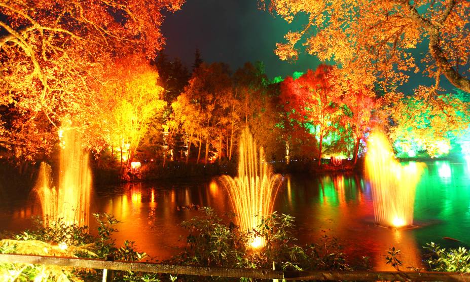 <strong>36. Enchanted Forest, Pitlochry, na região de Perthshire, <a href="https://viajeaqui.abril.com.br/paises/escocia" rel="Escócia" target="_self">Escócia</a></strong>        A pequena cidade vitoriana de Pitlochry é, por si só, um lugar perfeito para imaginar grandes histórias, devido às casinhas charmosas espalhadas pela região. No mês de outubro, ela ganha cores de contos de fada com o evento Enchanted Forest. Pontos de iluminação são instalados entre as árvores, e enquanto caminha pelas trilhas, o visitante se depara com atores caracterizados como personagens da cultura celta, que explicam as histórias espirituais da floresta. Nos outros meses do ano, só o cenário bucólico já é suficiente pra despertar a imaginação.        <a href="https://www.booking.com/city/gb/pitlochry.pt-br.html?sid=efe6c9de408bb8d78e20e017e616e9f8;dcid=4?aid=332455&label=viagemabril-florestasencantadas" rel="Veja preços de hotéis em Pitlochry no Booking.com" target="_blank">Veja preços de hotéis em Pitlochry no Booking.com</a>