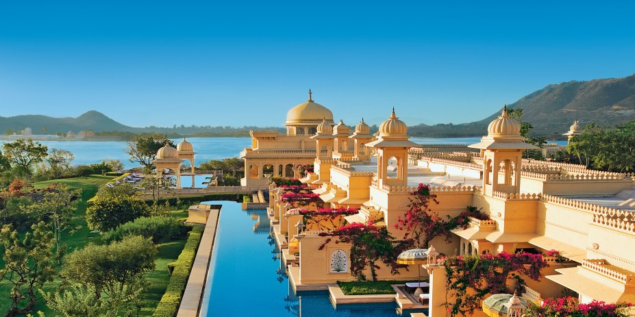 A construção de luxo lembra os belíssimos palácios que marcam o país. Há passeios de barco pelo seu entorno. Vale ressaltar que a estrutura gigantesca desse hotel seis estrelas pede pelo menos duas horas para ser explorada <em><a href="https://www.booking.com/hotel/in/the-oberoi-udaivilas.pt-br.html?aid=332455&label=viagemabril-as-piscinas-mais-incriveis-do-mundo" target="_blank">Veja os preços do The Oberoi Udaivilas no Booking.com</a></em>