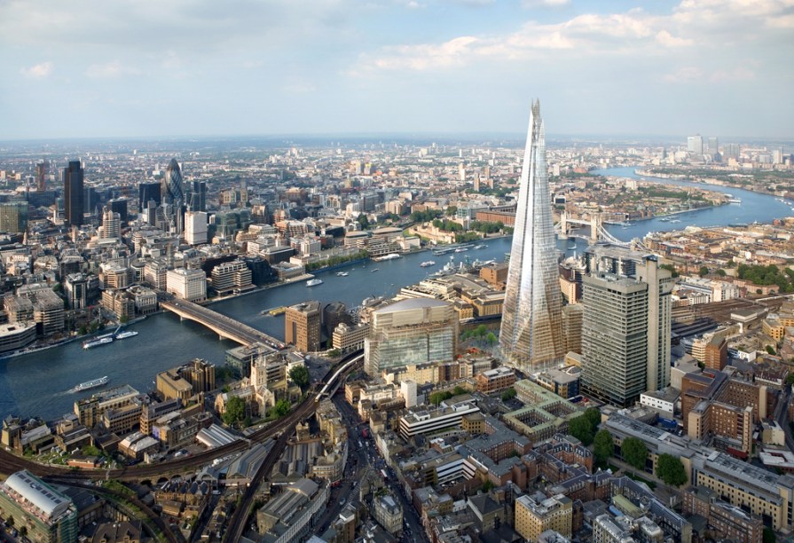 <strong>The Shard, Londres, Reino Unido</strong>Tão ou mais polêmico do que o estranhérrimo "Gherkin" (cujo nome oficial é 30 St Mary Axe), o Shard agora é dono absoluto dos céus de <a href="https://viajeaqui.abril.com.br/cidades/reino-unido-londres" rel="Londres">Londres</a>. São mais de 300 metros de aço, concreto e vidro concebidos por Renzo Piano, o homem por trás de ícones arquitetônicos como a sede do New York Times, o aeroporto internacional de Kansai e o Centro Pompidou (este em parceria com Richard Rogers)