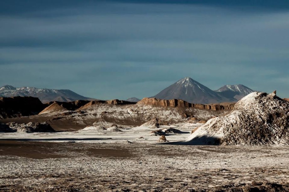 <strong>SETE NOITES SIMPLES </strong>Os termômetros chegam a baixar de zero no inverno do <a href="https://viajeaqui.abril.com.br/cidades/chile-san-pedro-de-atacama" rel="Atacama" target="_self">Atacama</a>, em que a amplitude térmica é típica dos desertos. Com a proximidade do verão, porém, as temperaturas médias sobem, proporcionando condições mais agradáveis para explorar suas paisagens multicoloridas. Gêiseres, vulcões e lagos estão entre as atrações que merecem ser visitadas durante as sete noites no econômico <a href="https://bit.ly/ don_s" rel="Don Sebastian" target="_blank">Don Sebastian</a>, em San Pedro, vilarejo-base para conhecer o deserto<strong>QUANDO:</strong> Em 29 de novembro<strong>QUEM LEVA:</strong> A <a href="https://bit.ly/dclar" rel="Decolar" target="_blank">Decolar</a><strong>QUANTO:</strong> US$ 606