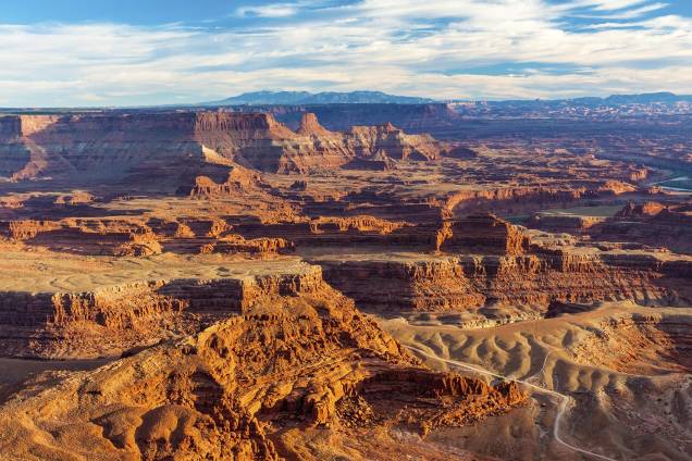 <strong>1. <a href="https://www.youtube.com/watch?v=MfmYCM4CS8o" rel="Bon Jovi - Blaze of Glory" target="_blank">Bon Jovi - Blaze of Glory</a> - Deserto de Moab, Utah, <a href="https://viajeaqui.abril.com.br/paises/estados-unidos" rel="Estados Unidos" target="_self">Estados Unidos</a></strong> No cenário do clipe acima, cercado por rochas em meio a um deserto de <strong>Utah</strong>, dá pra entender bem por que o vocalista pira tanto. Se não estiver a fim de se descabelar com uma calça de couro grudadinha, vale aproveitar pra fazer trilhas e caminhadas pelo lugar <strong>1. <a href="https://www.youtube.com/watch?v=MfmYCM4CS8o" rel="Bon Jovi - Blaze of Glory" target="_blank">Bon Jovi - Blaze of Glory</a> - Deserto de Moab, Utah, <a href="https://viajeaqui.abril.com.br/paises/estados-unidos" rel="Estados Unidos" target="_self">Estados Unidos</a></strong> No cenário do clipe acima, cercado por rochas em meio a um deserto de <strong>Utah</strong>, dá pra entender bem por que o vocalista pira tanto. Se não estiver a fim de se descabelar com uma calça de couro grudadinha, vale aproveitar pra fazer trilhas e caminhadas pelo lugar