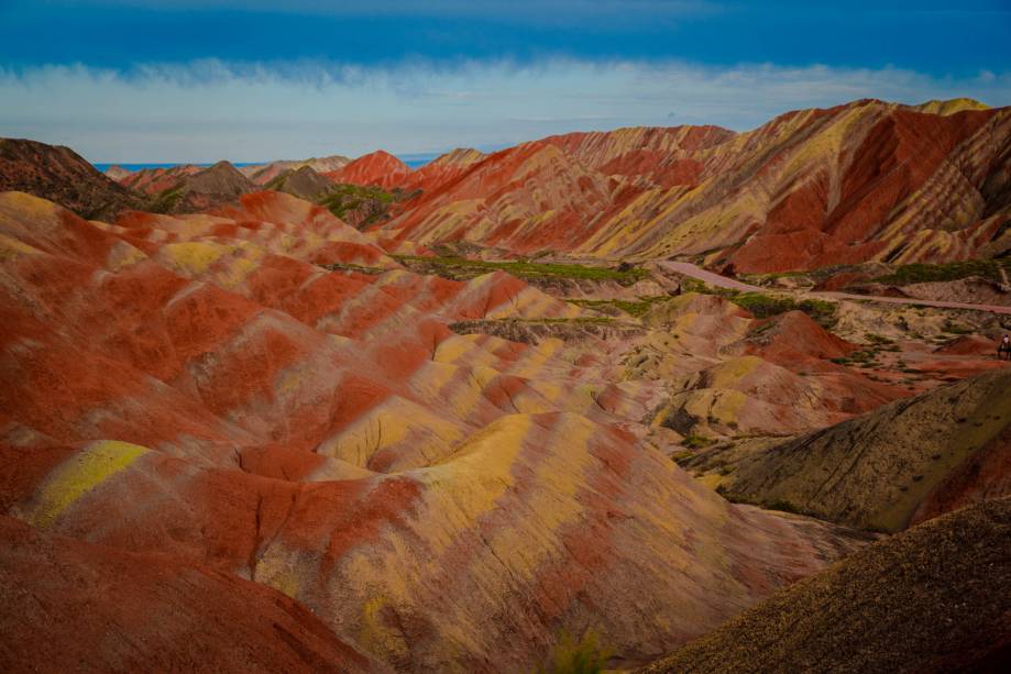 <strong>Parque Geológico Nacional Zhangye Danxia, China</strong> O parque abrange uma área de 510 quilômetros quadrados e abriga formações rochosas coloridas, compostas de arenito e consideradas pelos chineses como um dos mais belos cenários do país <a href="https://www.booking.com/searchresults.pt-br.html?aid=332455&sid=b6bf542626b1a2c7a9951e44506f270a&sb=1&src=searchresults&src_elem=sb&error_url=https%3A%2F%2Fwww.booking.com%2Fsearchresults.pt-br.html%3Faid%3D332455%3Bsid%3Db6bf542626b1a2c7a9951e44506f270a%3Btmpl%3Dsearchresults%3Bac_click_type%3Db%3Bac_position%3D0%3Bclass_interval%3D1%3Bdest_id%3D4176%3Bdest_type%3Dregion%3Bdtdisc%3D0%3Bfrom_sf%3D1%3Bgroup_adults%3D2%3Bgroup_children%3D0%3Binac%3D0%3Bindex_postcard%3D0%3Blabel_click%3Dundef%3Bno_rooms%3D1%3Boffset%3D0%3Bpostcard%3D0%3Braw_dest_type%3Dregion%3Broom1%3DA%252CA%3Bsb_price_type%3Dtotal%3Bsearch_selected%3D1%3Bshw_aparth%3D1%3Bslp_r_match%3D0%3Bsrc%3Dsearchresults%3Bsrc_elem%3Dsb%3Bsrpvid%3Dde8c80ae318c016c%3Bss%3DFiordland%2520National%2520Park%252C%2520Nova%2520Zel%25C3%25A2ndia%3Bss_all%3D0%3Bss_raw%3Dfiordland%2520national%2520park%3Bssb%3Dempty%3Bsshis%3D0%3Bssne%3DSnowdonia%3Bssne_untouched%3DSnowdonia%3Btop_ufis%3D1%26%3B&ss=Zhangye+Danxia+National+Geological+Park%2C+Zhangye%2C+Gansu%2C+China&is_ski_area=&ssne=Fiordland+National+Park&ssne_untouched=Fiordland+National+Park&checkin_monthday=&checkin_month=&checkin_year=&checkout_monthday=&checkout_month=&checkout_year=&group_adults=2&group_children=0&no_rooms=1&from_sf=1&ss_raw=zhangye+danxia+national+park&ac_position=0&ac_langcode=en&ac_click_type=b&dest_id=900121133&dest_type=landmark&place_id_lat=38.903997&place_id_lon=100.103695&search_pageview_id=de8c80ae318c016c&search_selected=true&search_pageview_id=de8c80ae318c016c&ac_suggestion_list_length=1&ac_suggestion_theme_list_length=0" target="_blank" rel="noopener">Veja preços de hotéis próximos a Zhangye no Booking.com</a>
