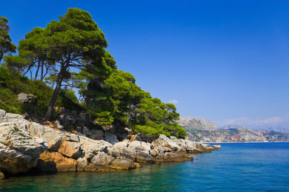 <strong>Ilha Lopud, <a href="https://viajeaqui.abril.com.br/cidades/croacia-dubrovnik" rel="Dubrovnik" target="_self">Dubrovnik</a>, <a href="https://viajeaqui.abril.com.br/paises/croacia" rel="Croácia" target="_self">Croácia</a>  </strong>                As praias dessa bela ilha são conhecidas pelas areias – algo mais difícil de encontrar na região litorânea do país, marcada por rochas e pedras. Seu acesso é feito a partir de Dubrovnik, que oferece ótimos passeios de barco em meio a suas águas tranquilas e cristalinas. Seu entorno abriga boas trilhas para caminhadas                <em><a href="https://www.booking.com/city/hr/dubrovnik.pt-br.html?sid=5b28d827ef00573fdd3b49a282e323ef;dcid=1?aid=332455&label=viagemabril-as-mais-belas-praias-do-mediterraneo" rel="Veja preços de hotéis em Dubrovnik no Booking.com" target="_blank">Veja preços de hotéis em Dubrovnik no Booking.com</a></em>