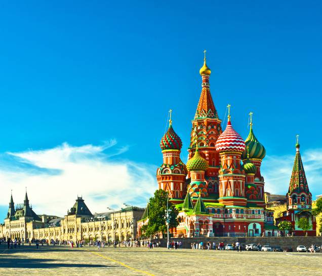 Apesar das muitas polêmicas envolvendo o presidente Vladimir Putin, e de uma certa áurea de conservadorismo, a Rússia continua sendo um destino extremamente interessante. Na capital Moscou, não há como esquecer as cores fortes da Praça Vermelha, que abriga as muralhas de Krêmlin e a linda <a href="https://viajeaqui.abril.com.br/estabelecimentos/russia-moscou-atracao-catedral-de-sao-basilio" target="_self">Catedral de São Basílio</a> – principal cartão-postal do lugar. <a href="https://www.booking.com/city/ru/moscow.pt-br.html?sid=efe6c9de408bb8d78e20e017e616e9f8;dcid=4?aid=332455&label=viagemabril-lesteeuropeu" target="_blank">Veja hotéis em Moscou no Booking.com</a> Apesar das muitas polêmicas envolvendo o presidente Vladimir Putin, e de uma certa áurea de conservadorismo, a Rússia continua sendo um destino extremamente interessante. Na capital Moscou, não há como esquecer as cores fortes da Praça Vermelha, que abriga as muralhas de Krêmlin e a linda <a href="https://viajeaqui.abril.com.br/estabelecimentos/russia-moscou-atracao-catedral-de-sao-basilio" target="_self">Catedral de São Basílio</a> – principal cartão-postal do lugar. <a href="https://www.booking.com/city/ru/moscow.pt-br.html?sid=efe6c9de408bb8d78e20e017e616e9f8;dcid=4?aid=332455&label=viagemabril-lesteeuropeu" target="_blank">Veja hotéis em Moscou no Booking.com</a>