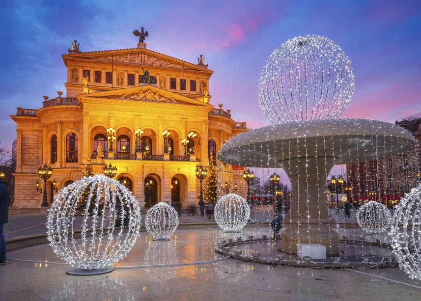 <strong><a href="https://www.alteoper.de" target="_blank" rel="noopener">Alte Oper</a>, <a href="https://viajeaqui.abril.com.br/cidades/alemanha-frankfurt" target="_blank" rel="noopener">Frankfurt</a>, <a href="https://viajeaqui.abril.com.br/paises/alemanha" target="_blank" rel="noopener">Alemanha</a></strong> Com inauguração datada de 1880, a Old Opera House de Frankfurt impressiona com sua arquitetura, destacada ao anoitecer. Durante a Segunda Guerra Mundial, o edifício foi arruinado devido aos bombardeios. Após um intenso processo de restauração, a casa foi reaberta em 1951 - e recebe até hoje importantes apresentações de óperas, ballets, concertos e shows diversos