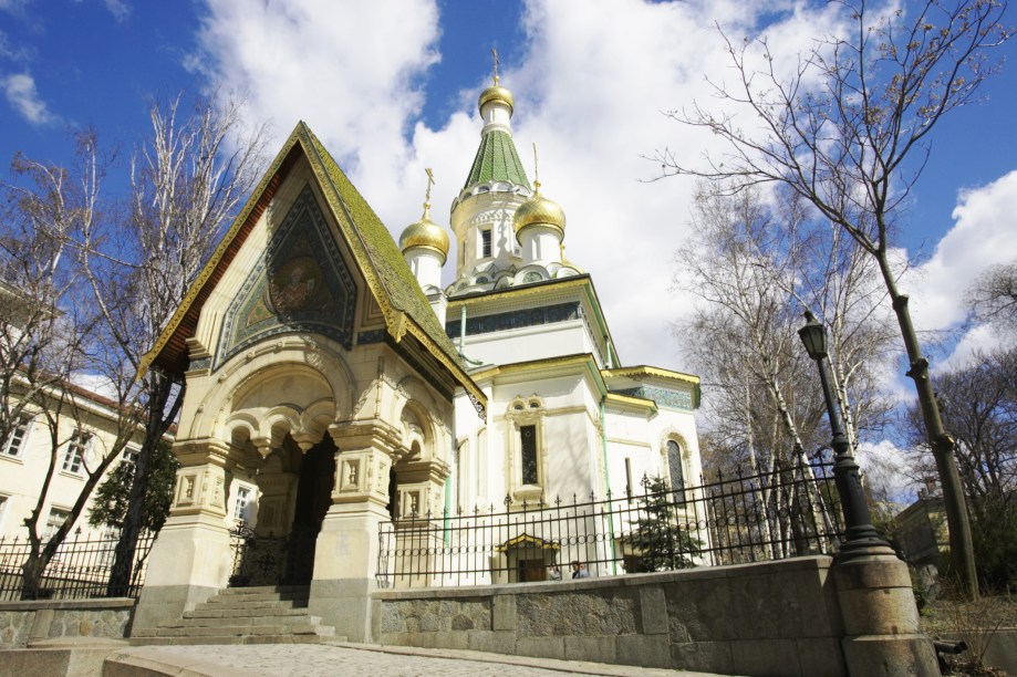 A Catedral Russa de São Nicolau, em Sofia, na Bulgária, tem arquitetura típica e uma rica decoração interna