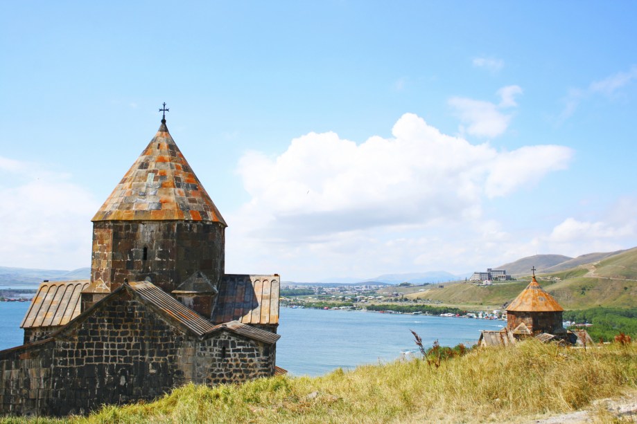 Cercado pelo Lago Sevan, o Mosteiro de Sevanavank foi construído por volta do século 9 e restaurado em 1956. A vista da região é espetacular