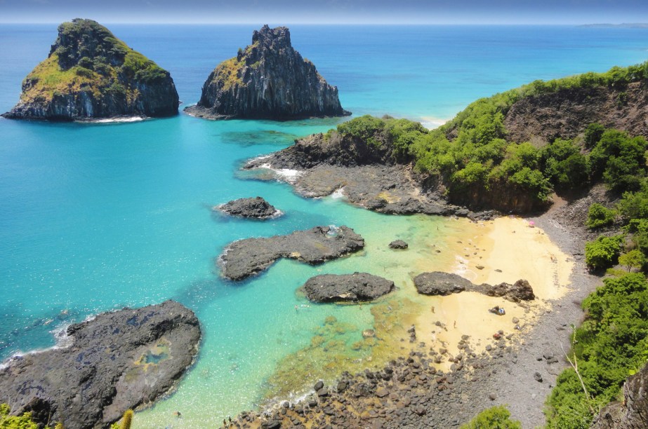 <strong><a href="https://viajeaqui.abril.com.br/cidades/br-pe-fernando-de-noronha" rel="FERNANDO DE NORONHA" target="_blank">FERNANDO DE NORONHA</a> MIDSCALE</strong>Praias de beleza incomparável como o Sancho e a Baía dos Porcos, mergulho entre recifes com vida marinha abundante, landmarks naturais do naipe do Morro Dois Irmãos... O arquipélago que dispensa apresentações é o destino desse tour, que tem cinco noites na jeitosa <a href="https://www.pousadamorena.com.br/" rel="Pousada Morena" target="_blank">Pousada Morena</a>.<strong>Quando:</strong> em 5 de fevereiro<strong>Quem leva:</strong> <a href="https://www.stellabarros.com.br/" rel="Stella Barros" target="_blank">Stella Barros</a><strong>Quanto:</strong> R$ 5069 (sem aéreo)