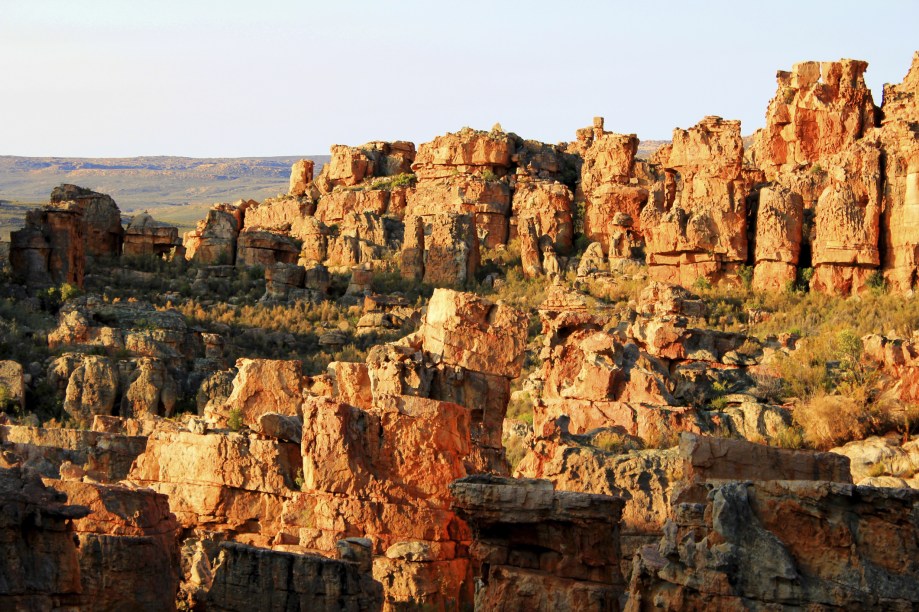 <strong>Montanhas de Cederberg – <a href="https://viajeaqui.abril.com.br/paises/africa-do-sul" rel="África do Sul " target="_blank">África do Sul </a></strong>                                                                                                                                                                                                O que chama a atenção na região selvagem de Cederberg são as formações rochosas curiosas e dramáticas. A região é muito procurada por alpinistas que desafiam as montanhas desalinhadas e a topografia local