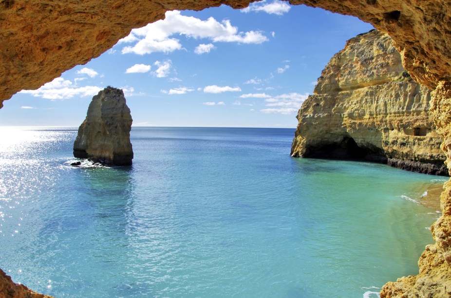 Quem vê essa tranquila cidade à beira-mar dificilmente acredita que ela já sofreu com fortes abalos sísmicos, invasões e incêndios no passado. <strong>Capital do Algarve</strong>, o principal destaque é a badalada Rua de Santo António, cheia de casas antigas onde estão instalados boas lojas, cafés, restaurantes e bares. A partir do <strong>cais de Faro</strong> é possível fazer um passeio pela Ria Formosa, labirinto de canais e ilhas próximas à cidade