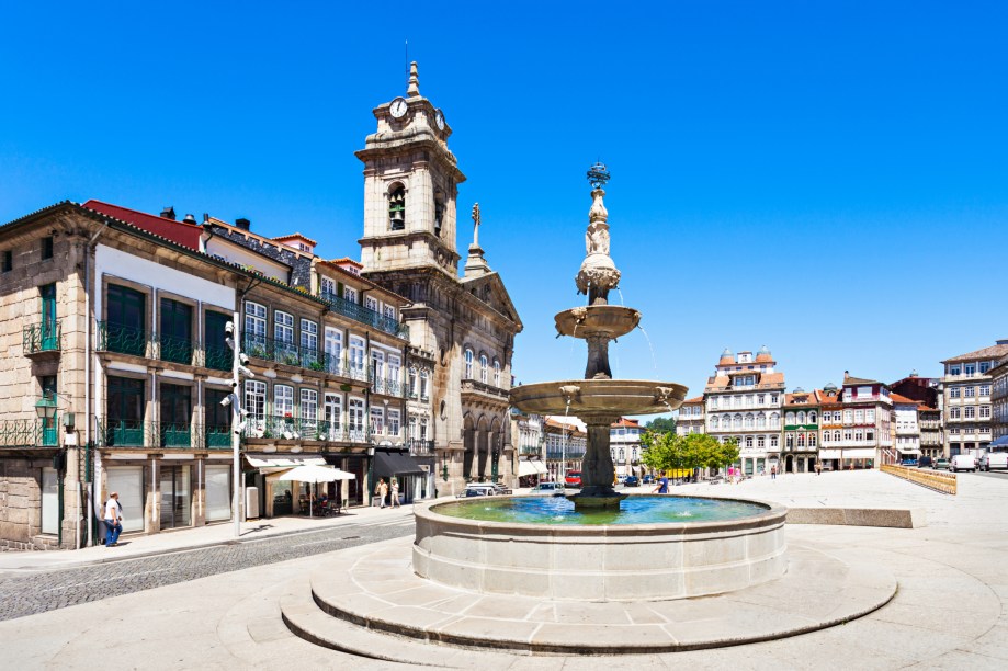 Terra do primeiro rei de Portugal, Dom Afonso Henriques, o <strong>Castelo de Guimarães</strong> onde ele nasceu é hoje um museu com belas tapeçarias. A cidade é muito bem preservada e considerada o “berço da nação” por ter sido a primeira capital de Portugal, quando ainda se chamada Condado Portucalense. Diversos trens (comboios) partem de Porto em direção a Guimarães e a cidade pode ser facilmente percorrida a pé – caso necessário, uma boa rede de transporte público também está à disposição. O Teleférico da Penha liga o centro ao parque e Monte da Penha, com uma vista deslumbrante para a cidade. Graças aos conventos femininos instalados em Guimarães há centenas de anos, a gastronomia está marcada por doces de convento, à base de ovos e açúcar, como as tortas de Guimarães e o toucinho do céu.