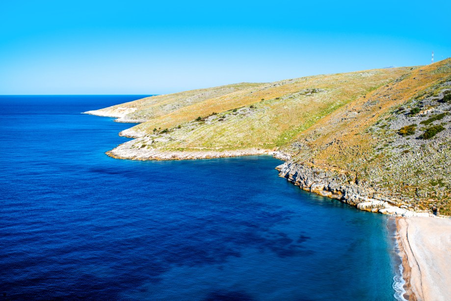 <strong>Dhermi Beach, Vlorë, Albânia</strong>        O cenário é simplesmente surreal e impressiona os turistas. A água, de um azul impressionante, é extremamente convidativa a mergulhos. Ao longo da orla, é possível encontrar lugares bacanas pra fazer um lanche        <em><a href="https://www.booking.com/city/al/vlore.pt-br.html?sid=5b28d827ef00573fdd3b49a282e323ef;dcid=4aid=332455&label=viagemabril-as-mais-belas-praias-do-mediterraneo" rel="Veja preços de hotéis em Vlorë no Booking.com" target="_blank">Veja preços de hotéis em Vlorë no Booking.com</a></em>