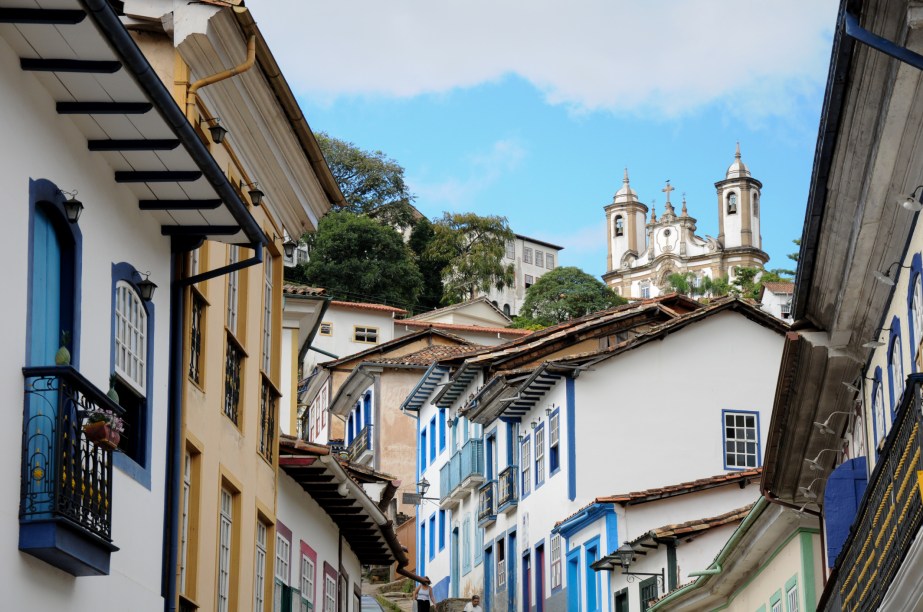 <a href="https://viajeaqui.abril.com.br/cidades/br-mg-ouro-preto" rel="Ouro Preto (MG) " target="_blank"><strong>Ouro Preto (MG) </strong></a>            Das cidades históricas brasileiras, Ouro Preto é uma das poucas consideradas Patrimônio Cultural da Humanidade pela Unesco. A arquitetura barroca e as ladeiras em paralelepípedos são marcas típicas da cidade que também ostenta um ar universitário, com repúblicas centenárias e uma programação cultural sempre interessante            <a href="https://www.booking.com/city/br/ouro-preto.pt-br.html?aid=332455&label=viagemabril-voltapelobrasil" rel="Veja hotéis em Ouro Preto no booking.com" target="_blank"><em>Veja hotéis em Ouro Preto no booking.com</em></a>