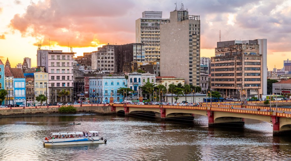 <a href="https://viajeaqui.abril.com.br/cidades/br-pe-recife" target="_blank" rel="noopener"><strong>Recife (PE) – Brasil </strong></a> O que apelidou a capital recifense de Veneza Brasileira é a sua geografia cortada por rios, pontes, ilhas e mangues. Seu principal rio é o Capibaribe, ele ostenta a Ponte Maurício de Nassau, a mais antiga da América Latina. <a href="https://www.booking.com/city/br/recife.pt-br.html?aid=332455&label=viagemabril-venezasdomundo" target="_blank" rel="noopener"><em>Busque hospedagens em Recife no booking.com</em></a>