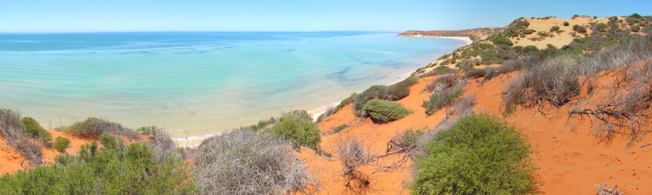 <strong>Shark Bay </strong>                                                                                    A fauna especial da Baía Shark é o que a torna um patrimônio da humanidade. Localizada no ponto mais a oeste do país, lá está o maior manto de algas marinhas do mundo e os famosos estromatólitos, uma rocha coberta por limo que é um dos sinais mais antigos de vida na terra