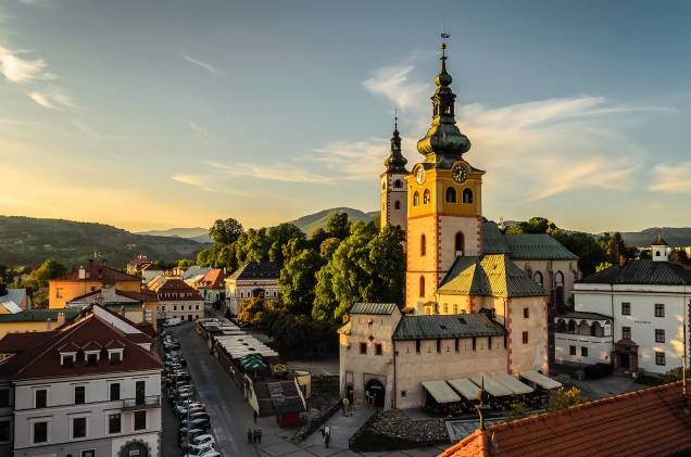 Às margens do Rio Hron, a cidade de Banská Bystrica é marcada por prédios e casas antigas, que trazem ao turista a sensação de estar em um lugar que parou no tempo Às margens do Rio Hron, a cidade de Banská Bystrica é marcada por prédios e casas antigas, que trazem ao turista a sensação de estar em um lugar que parou no tempo