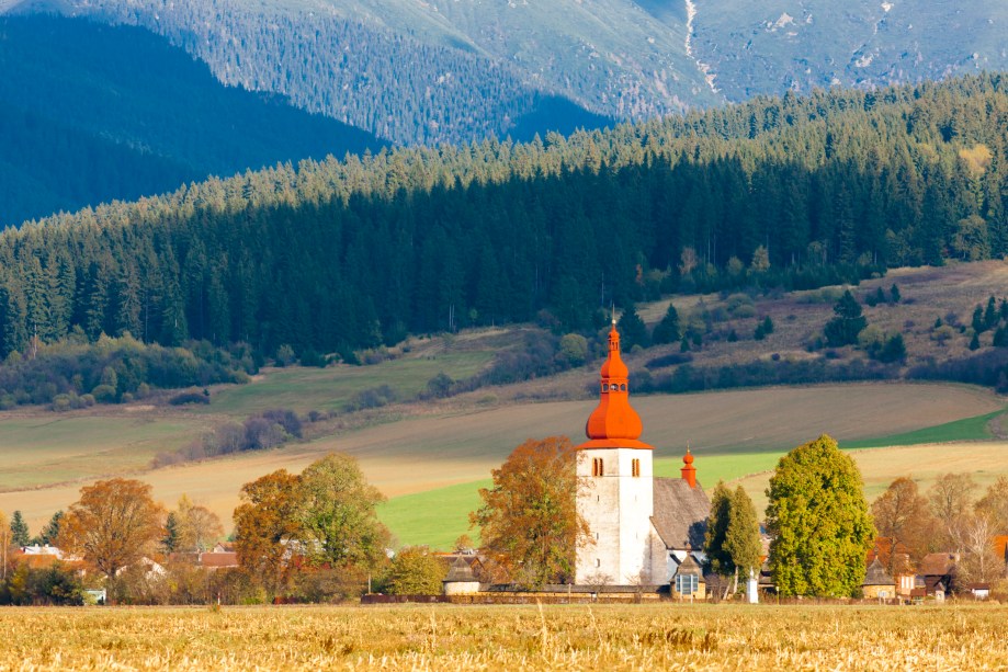 A igreja fortificada de Liptovske Matiasovce, localizada na pequena e pouco habitada vila homônima, ao norte do país